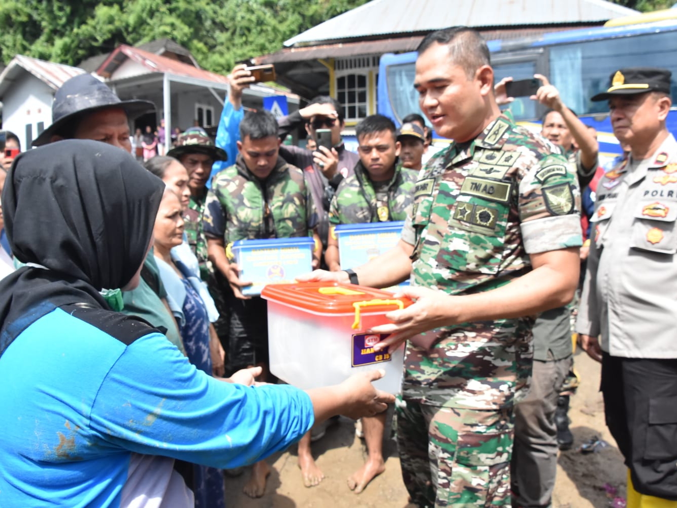 Kolaborasi Korem 044 Gapo dan Kodim 0405 Lahat Bantu 500 Paket Sembako ke Korban Banjir 