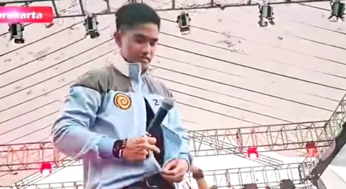 Kaesang Berikan Jaket ‘Naruto’ Gibran Saat Kampanye di Solo