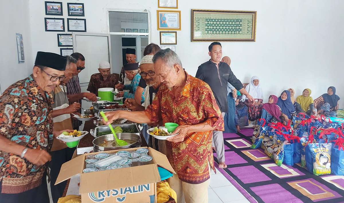 Pemdes Karang Dapo Gelar Ruwahan dan Santuni 35 Lansia