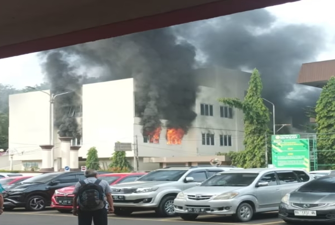 Gedung Olahraga Polsri Terbakar, 7 Mobil Pemadam Dikerahkan