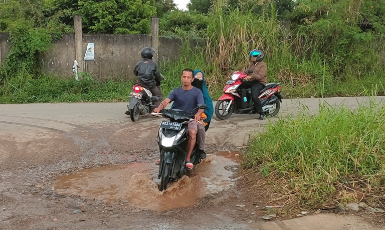 LAPOR PAK! Cekungan Jalan Irigasi Pakjo Makin Dalam