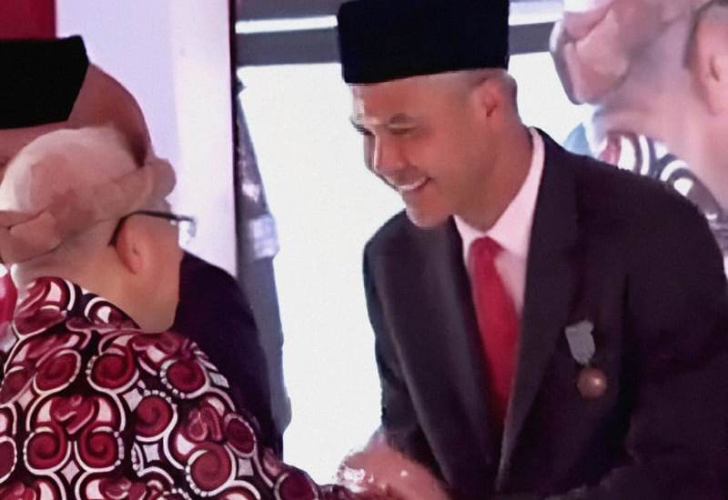 Ganjar Pranowo Raih Tanda Kehormatan Tertinggi Satyalancana Wira Karya Tahun 2023