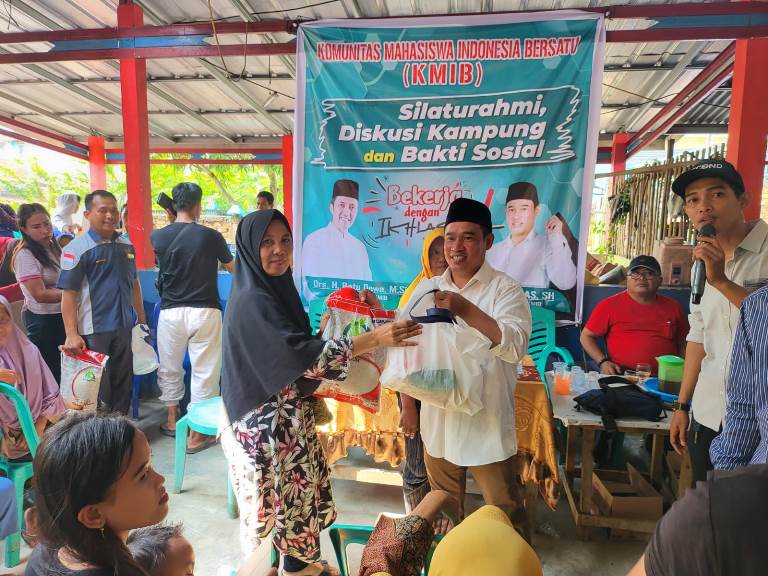 M Sanusi Bagikan Puluhan Ribu Paket Sembako di Dapil 6 Palembang