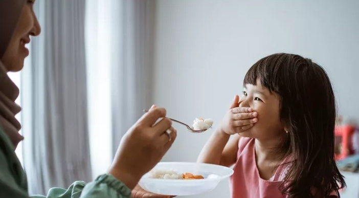 5 Cara Atasi Anak yang Susah Makan Saat Sakit