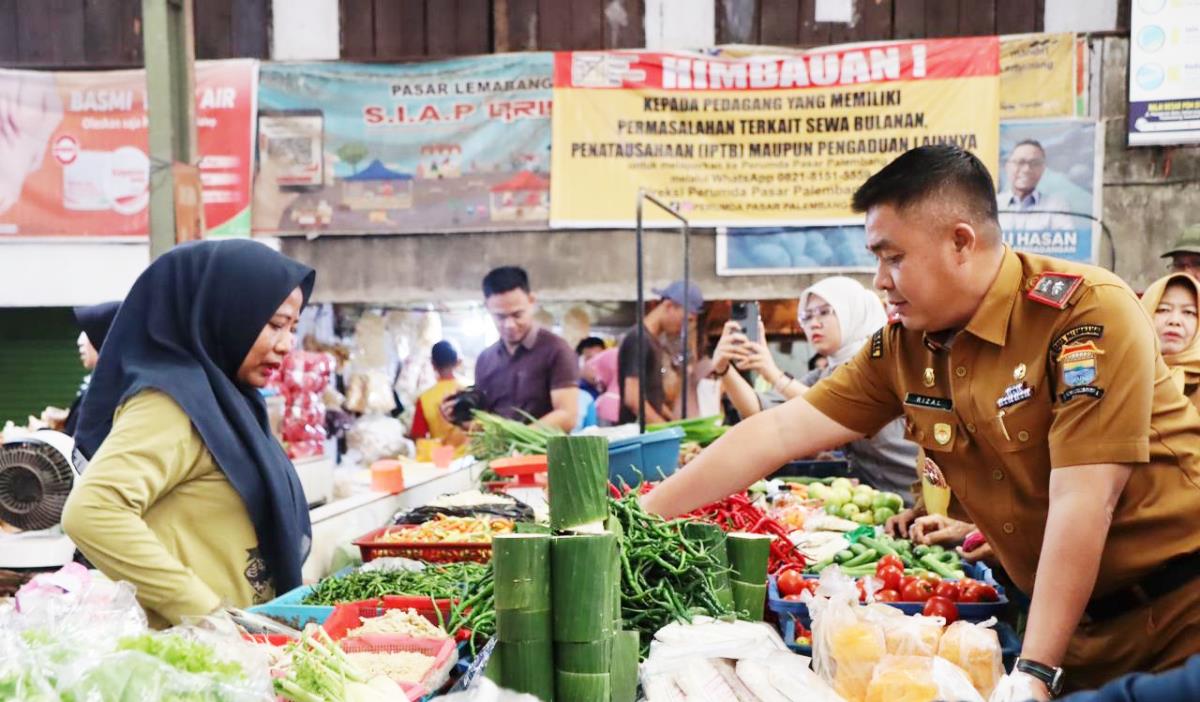Sekda Aprizal Hasyim Pimpin Sidak Pasar, Pastikan Stok Pangan Aman dan Harga Stabil 