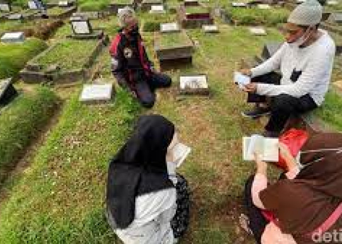 Tradisi Ziarah Kubur Jelang Ramadhan Ramai di TPU Kota Palembang, Berikut Asal Usulnya 