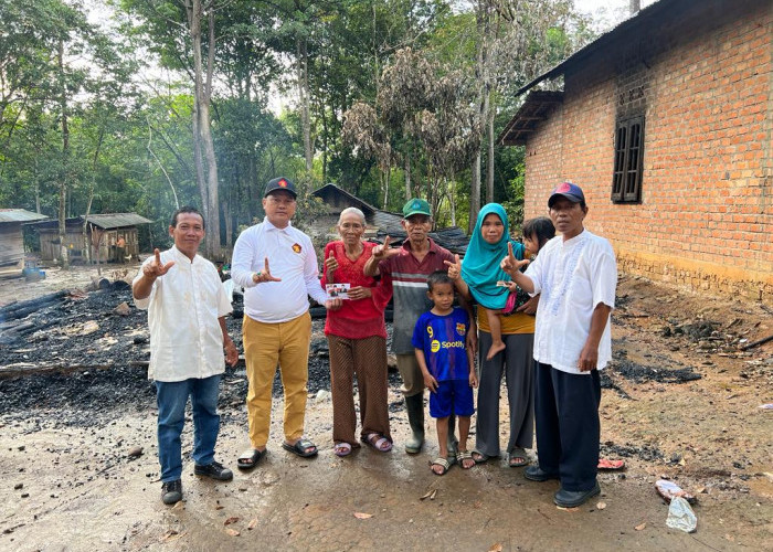 Ade Irama, SH, MH Beri Bantuan Korban Kebakaran di Anak Petai Prabumulih