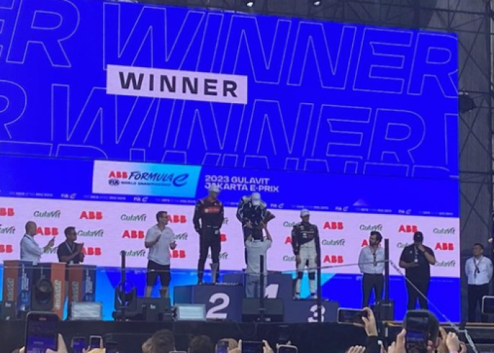 Gunther Jadi yang Tercepat di Formula E Jakarta 2023, Heru Budi Serahkan Piala Tanpa Selbrasi Sampanye