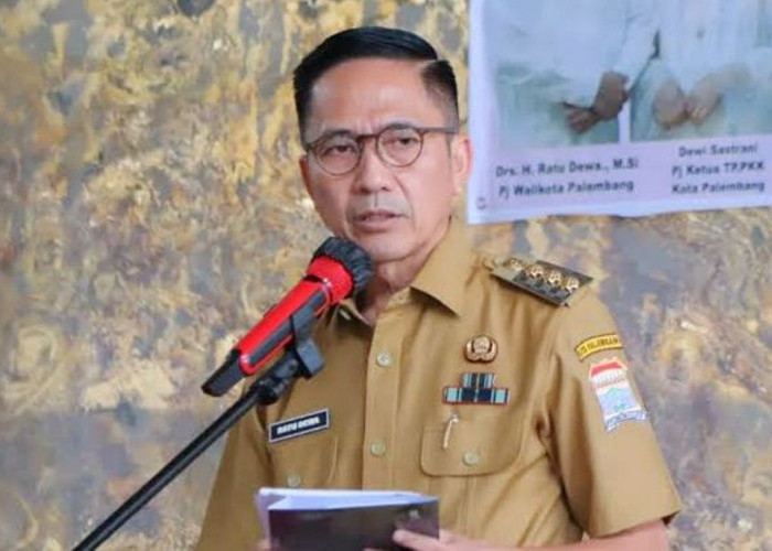 Walikota Palembang Ratu Dewa Bagikan 10 Ribu Masker, Antisipasi Dampak Kabut Asap Karhutla
