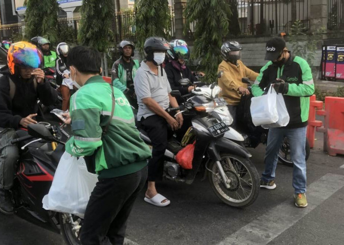 Mitra Pengemudi Grab Bagikan Ribuan Masker Ke Warga Palembang