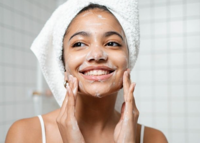 7 Tips Memilih Skincare Terbaik Untuk Kulit Remaja, Nomor 1 Paling Penting 