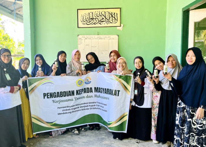 Aksi Nyata, Dosen Polsri Dampingi Warga Kenten Sulap Sampah Organik Jadi Pupuk Cair 