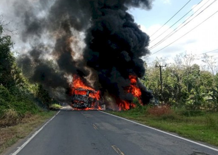 Tragis, Lakalantas Bus ALS VS Truk BBM di Muratara, Sebabkan Kebakaran Hebat dan 16 Korban Jiwa
