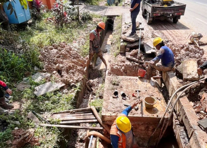 Distribusi Air Terganggu, Perbaikan Pipa Bocor di Alang-Alang Lebar Ditargetkan Rampung 8 Jam