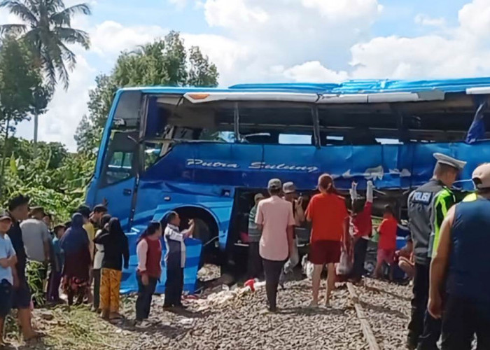 Bus Putra Sulung Ditabrak Kereta Penumpang di Martapura, Satu Tewas, Puluhan Penumpang Luka
