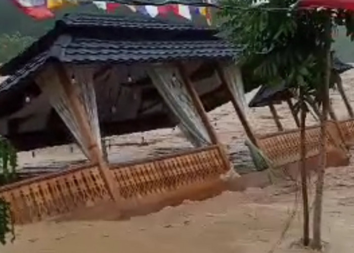  Update Kondisi Banjir Bandang di Jarai Lahat, Air Deras Hanyutkan Podok Lesehan    