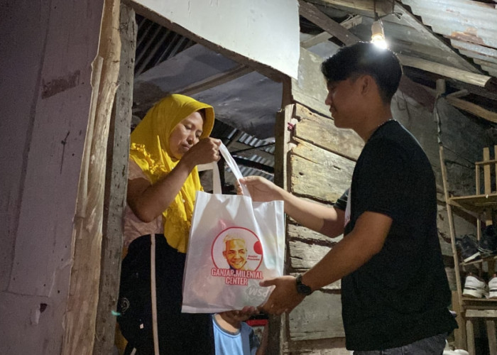 Masyarakat Kurang Mampu dapat Paket Sembako dari Relawan Ganjar Milenial Center Sumsel 