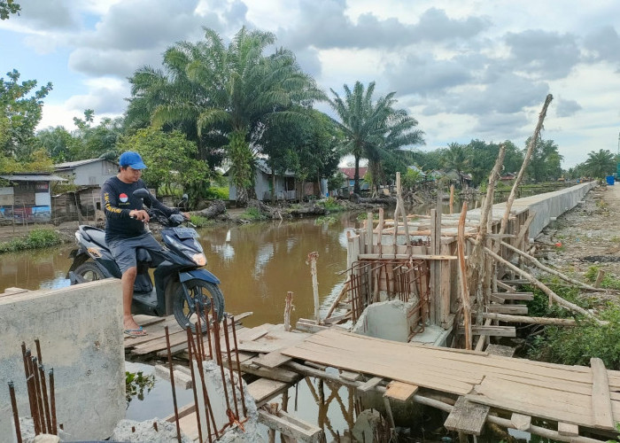 Progres Pembangunan Turap Sungai di Tanjung Barangan 