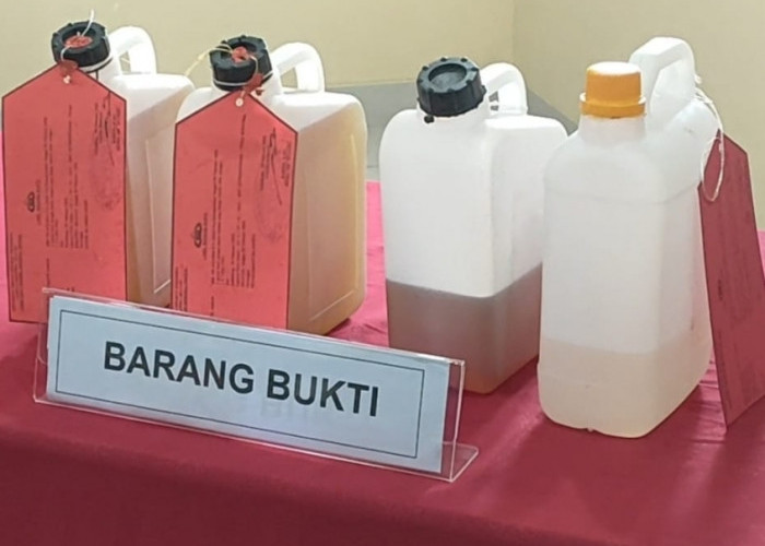 Barang bukti yang diamankan dari tersangka hasil sulingan BBM beserta alat penyulingan, Senin 13 Februari 2023 bertempat di Polda Sumsel. (Foto: Salamun Sajati/radarpalembang.disway)