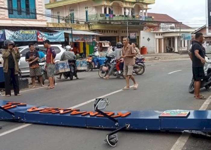 Baru 3 Minggu, Gapura Rp 200 Juta di Lubuklinggau Roboh, Terseret Truk Kerupuk