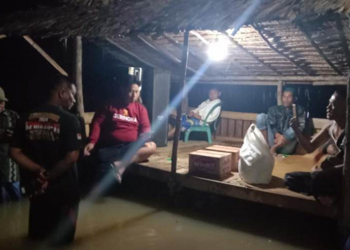Anggota DPRD Prabumulih Riza Ariansyah Kunjungi Korban Banjir di Sukaraja