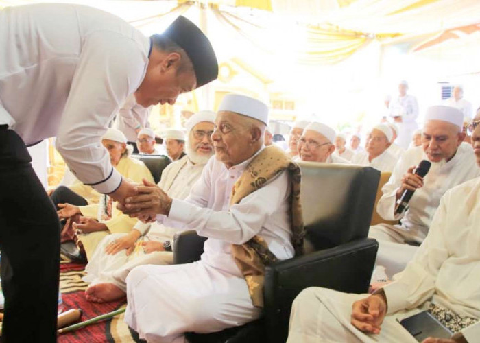 Wagub Sumsel Cik Ujang Ajak Masyarakat Teladani Perjuangan Ulama di Haul Akbar KH Ali Umar Thoyib