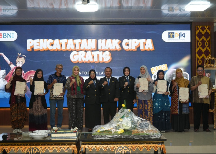 Kemenkum Sumsel Serahkan Surat Pencatatan Hak Cipta Gratis ke 25 Perajin Lokal Sumatera Selatan, Ini Daftarnya