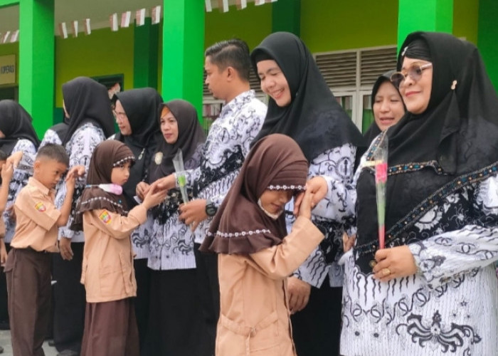 Tanda Cinta Kasih Siswa, MIN 1 Kota Palembang Peringati Hari Guru