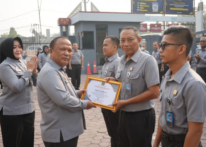 Kakanwil Kemenkum Sumsel Maju Amintas Siburian Beri Penghargaan kepada 3 Pegawai Teladan, Ini Daftar Namanya 