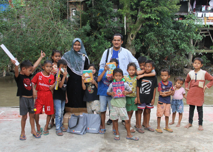 Donasi Buku dari Karyawan XL untuk Anak Pinggiran Sungai