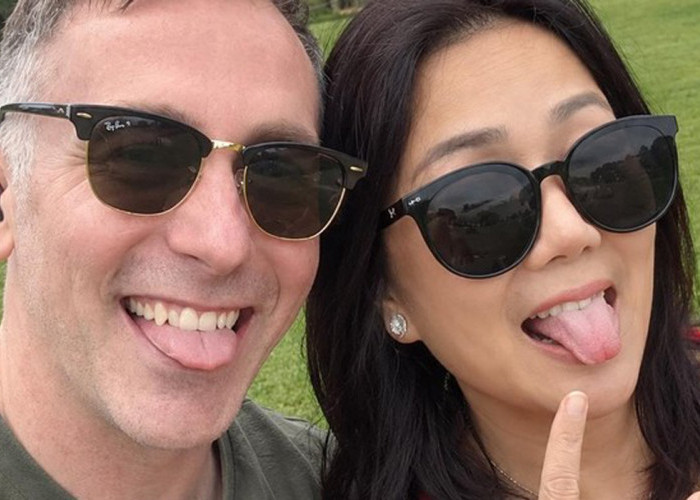 Jatuh Cinta Lagi, Tante Ernie Pamer Foto Bareng Abang Bule