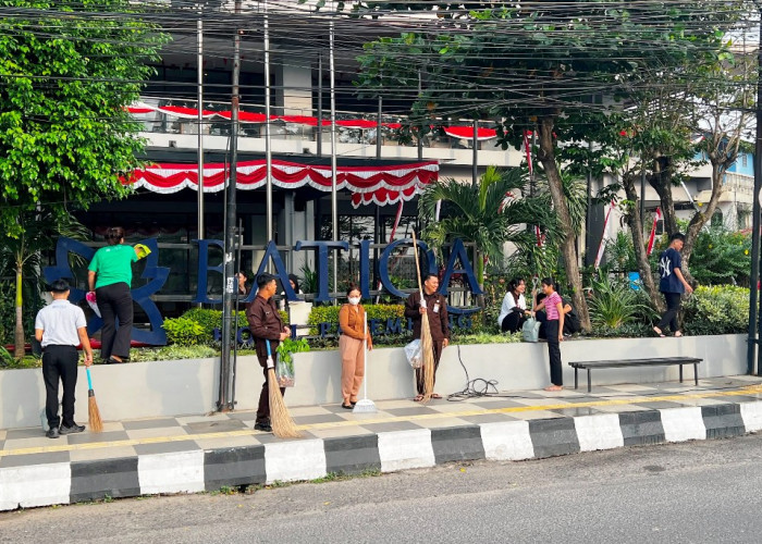 BATIQA Hotel Palembang Komitmen Jaga Kebersihan, Sapu Bersih Area Hotel hingga Trotoar