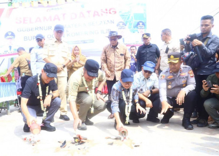 Gubernur Herman Deru Tinjau Air Sugihan, Resmikan Jalan Pasar Sungai Baung Hasil CSR PT OKI Pulp