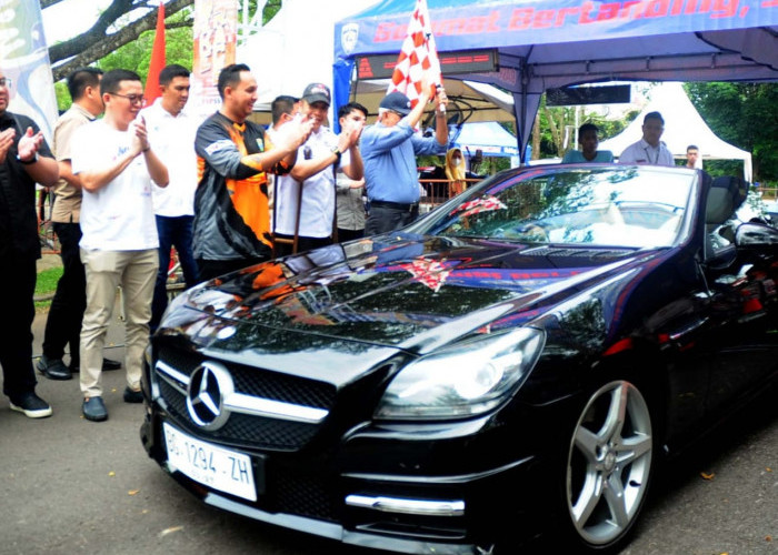 Pelepasan salah satu peserta Drag Race Drag Bike Gubernur Champion 2023 oleh Wakil Gubernur Sumsel Mawardi Yahya, Sabtu 11 Februari 2023. (Foto: Salamun Sajati/radarpalembang.disway)