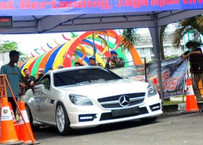 Beberapa mobil mewah, salah satunya keluaran Mercedez Benz ikut dalam Drag Race Drag Bike Gubernur Champion 2023, Sabtu 11 Februari 2023. (Foto: Salamun Sajati/radarpalembang.disway)