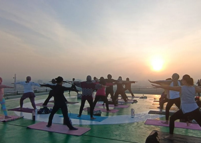Sunrise Hatha Yoga di Ketinggian Lantai 18 ARYADUTA Palembang, Bius Peserta Yoga