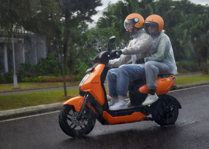 Astra Motor Sumsel Bagikan 7 Tips Safety Riding Cara Aman Naik Motor Listrik Saat Musim Hujan
