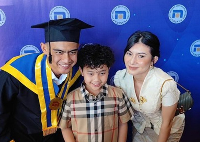 Siapa Sosok Wanita Cantik yang Dampingi Pratama Arhan Saat Wisuda?