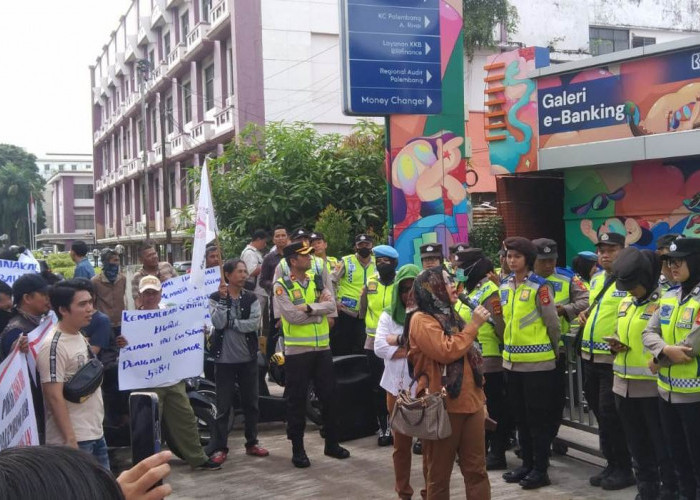 Puluhan Massa Demo Kanwil BRI Palembang, Tuntut Pertanggungjawaban Lenyapnya Uang Nasabah