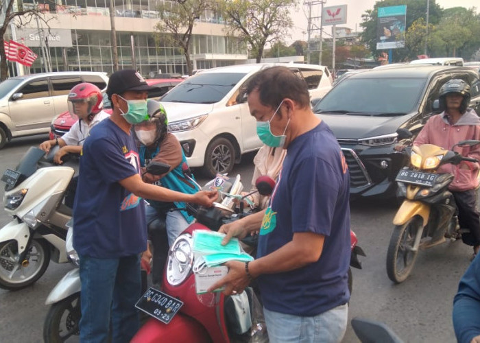 Satrel Millenial Biru Ganjarist Sumsel Bagi-bagi Masker, Aksi Peduli Antisipasi ISPA di Kota Palembang