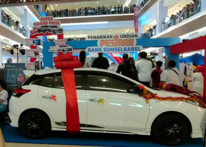 Unit Toyota Yaris dipajang di atrium Palembang Indah Mall merupakan hadiah super grand prize dari pengundian Pesirah Bank SumselBabel. Foto: salamunsajati/radarpalembang.disway