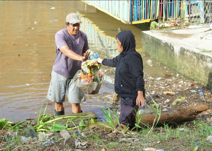 Peringati Hari Bumi, Pusri Gelar Edukasi Pilah Sampah dan Aksi Bersih Kampung Sehati di Kelurahan Satu Ilir