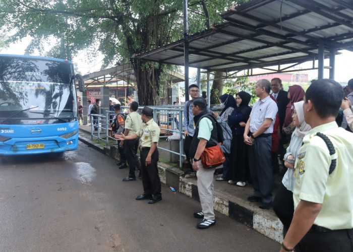 Dukung Program Hemat Energi, Rektor UNSRI Prof Dr Taufiq Marwa Beserta Jajaran Gunakan Transportasi Umum 