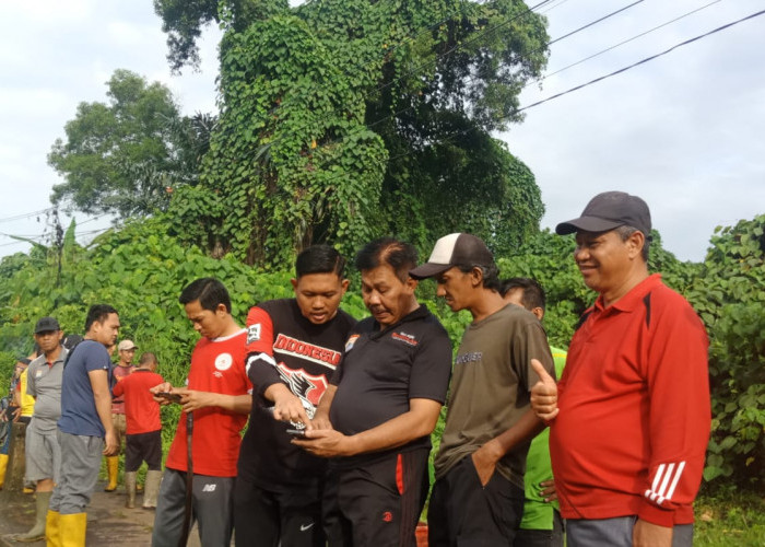 Pemicu Banjir,  Camat dan Lurah Sukarami Bersama Warga Sukarela Kompak Bersihkan Rawa Milik PT Pusri