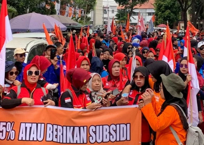 Tangis Ratusan Buruh Pecah Saat Demo di Depan Kantor Gubernur Sumsel, Minta Elen Setiadi Revisi UMSP 2025