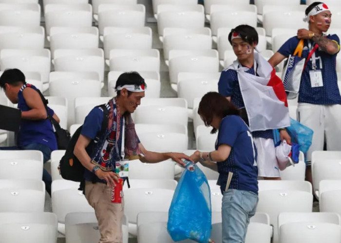 Unik Supporter Jepang Bersihkan Sampah Usai Laga Jepang Vs Jerman