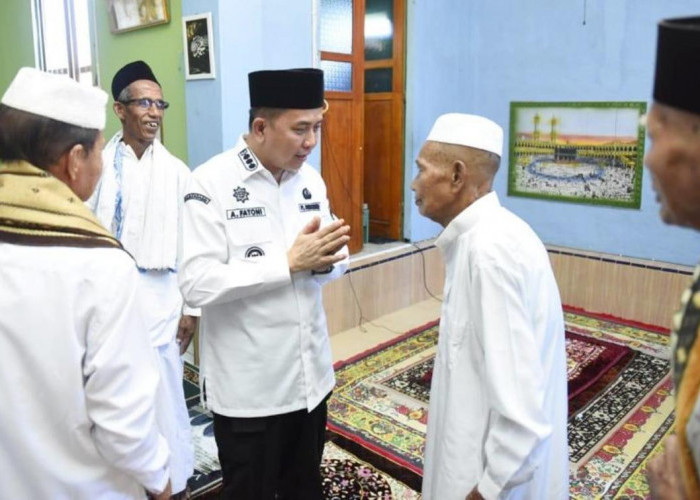 Jemaah Masjid Istiqomah Tanjung Dalam Sangat Senang, Terima Bantuan Uang Tunai dari Orang Nomor 1 di Sumsel