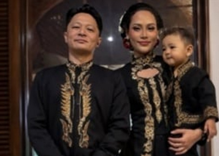 Hadir di Tedak Sinten Andrew, Erika Carlina Balikan dengan DJ Bravy? 