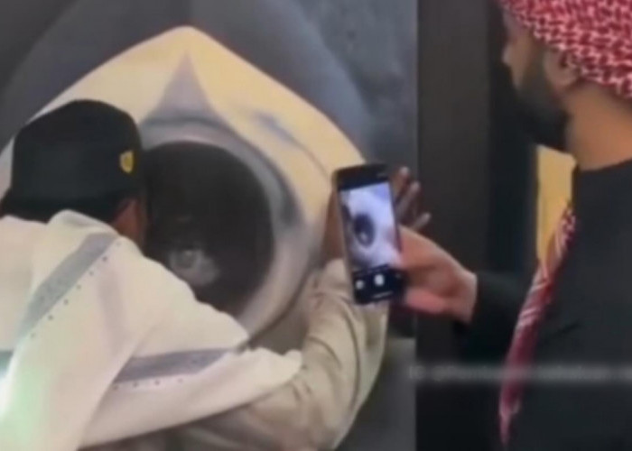 Viral Video Jasa Foto Cium Replika Hajar Aswad, Tarif 100 Riyal Digemari Orang Indonesia