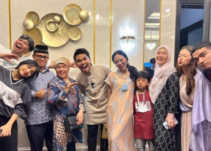Keluarga Haji Faisal Bukber di Rumah Thariq Halilintar, Warganet: Fuji Salah Kostum 